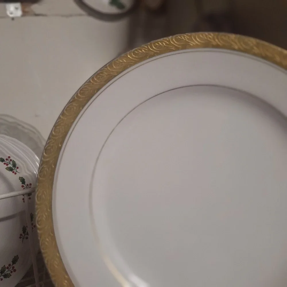 Wentworth Imperial Coronation 2228 Fine China Dinner Plate Gold Filigree Japan
